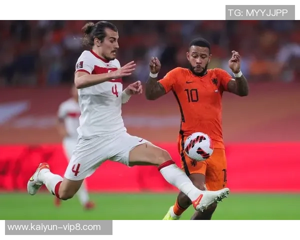 荷兰足球传奇球星的崛起与成就：从青年才俊到世界舞台的辉煌历程