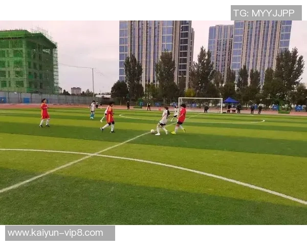 足球星校草闪耀青春绿茵谱写热血追梦成长篇章 足球星校草闪耀青春绿茵谱写热血追梦成长篇章